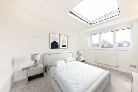 3 bedroom flat for sale, Dryden Road, London SW19