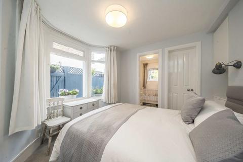 2 bedroom flat for sale, Pelham Road, London SW19