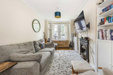 3 bedroom house to rent, Vernon Avenue, London SW20