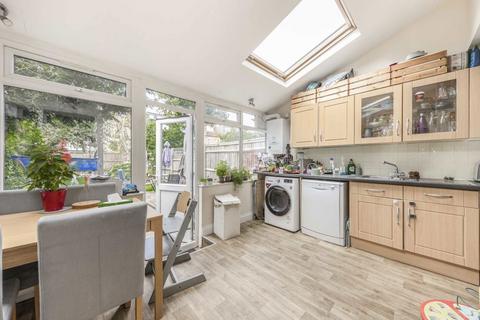 3 bedroom house to rent, Vernon Avenue, London SW20