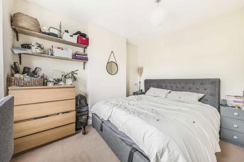 3 bedroom house to rent, Vernon Avenue, London SW20