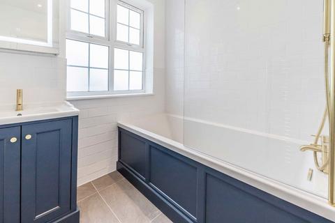 3 bedroom flat for sale, Kings Road, London SW19