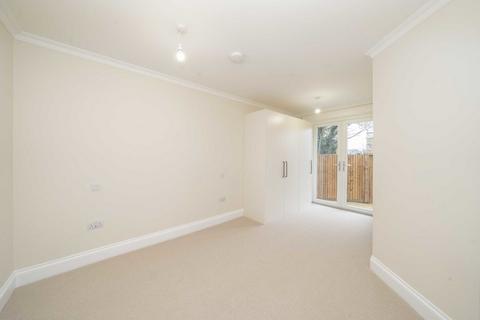 2 bedroom flat for sale, Blenheim Road, Raynes Park SW20