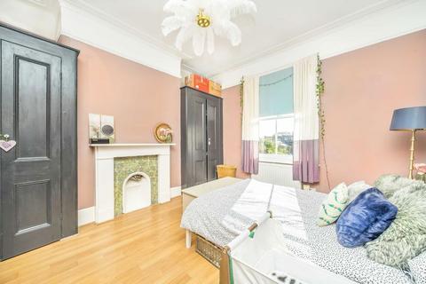 2 bedroom flat for sale, Pelham Road, London SW19