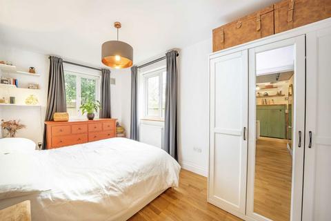 2 bedroom flat for sale, Montague Road, London SW19