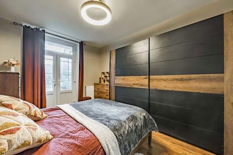 2 bedroom flat for sale, Worple Road, London SW20