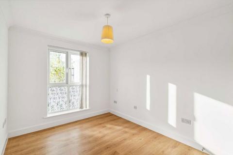 2 bedroom house to rent, St. Catherines Close, London SW20