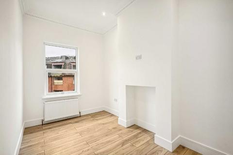 4 bedroom maisonette to rent, Haydons Road, London SW19