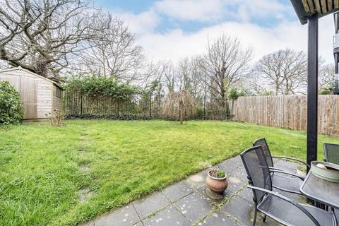 2 bedroom flat for sale, Highwood Close, London SE22