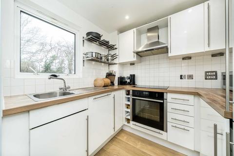 2 bedroom flat for sale, Highwood Close, London SE22