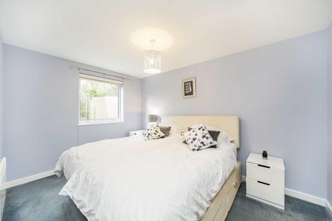 2 bedroom flat for sale, Highwood Close, London SE22