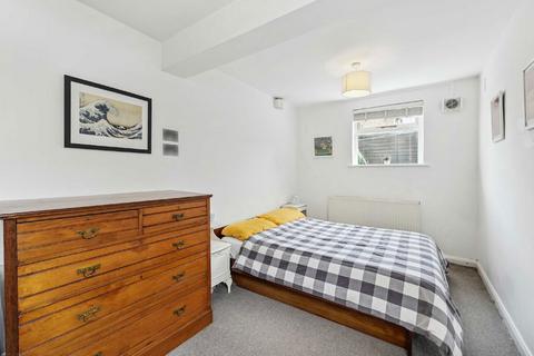 2 bedroom flat to rent, Maxted Road, London SE15