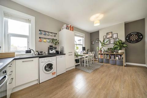 2 bedroom flat to rent, Bassano Street, London SE22