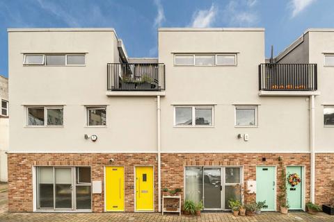 3 bedroom end of terrace house for sale, Stanford Mews, London E8