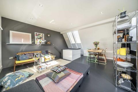 3 bedroom end of terrace house for sale, Stanford Mews, London E8