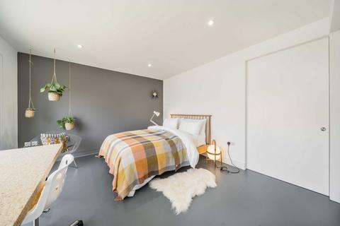 3 bedroom end of terrace house for sale, Stanford Mews, London E8