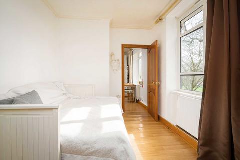 4 bedroom flat for sale, Homerton Road, London E9