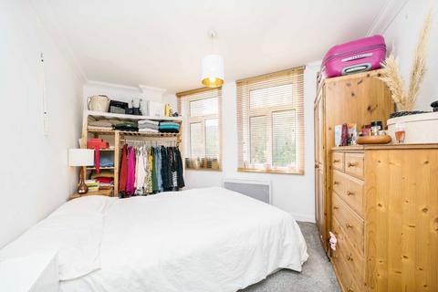 1 bedroom flat for sale, Stoke Newington High Street, London N16