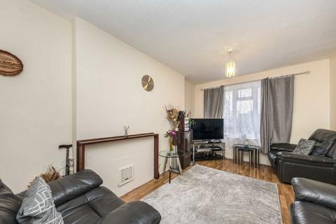 3 bedroom flat for sale, Amhurst Road, London E8