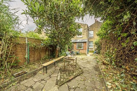 84 Dunlace Road, London, E5 0ND
