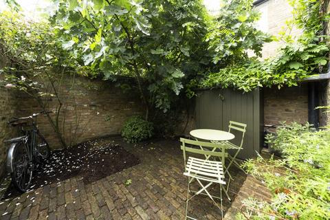 2 bedroom terraced house for sale, Fassett Square, London E8