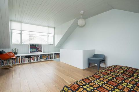 39 Fassett Square, London, E8 1DQ