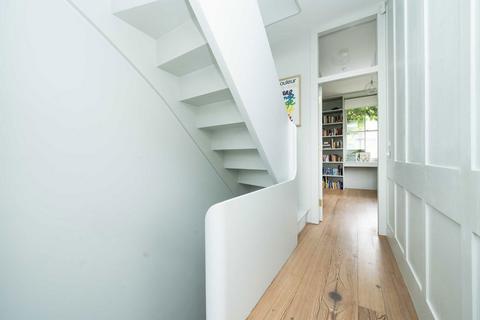 39 Fassett Square, London, E8 1DQ