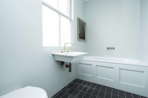 39 Fassett Square, London, E8 1DQ