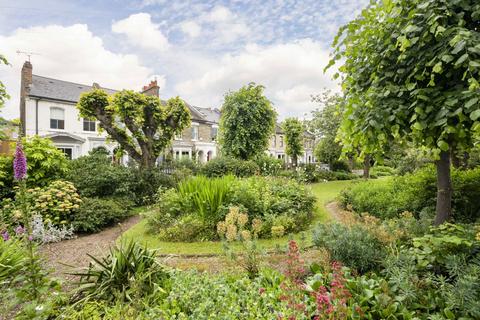 39 Fassett Square, London, E8 1DQ
