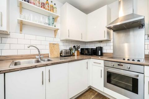 3 bedroom flat for sale, Hackney Grove, London E8