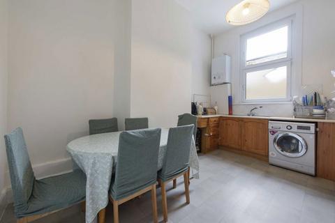 3 bedroom flat for sale, Stoke Newington High Street, London N16