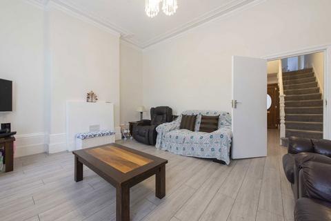 3 bedroom flat for sale, Stoke Newington High Street, London N16