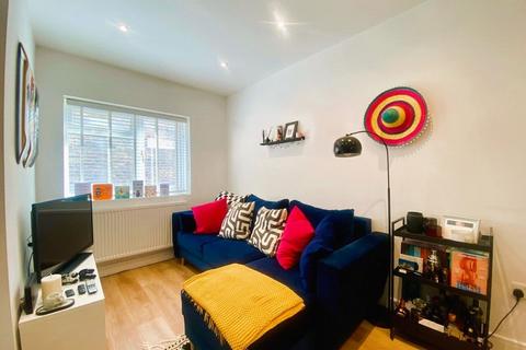 1 bedroom terraced house to rent, Colliston Passage, London SW18