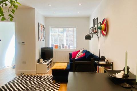 1 bedroom terraced house to rent, Colliston Passage, London SW18