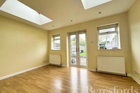 3 bedroom terraced house for sale, Northumberland Avenue, Hornchurch, RM11