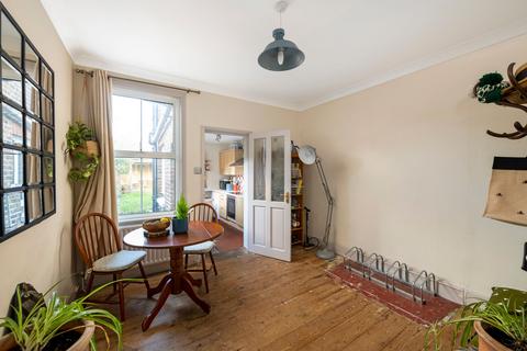 3 bedroom end of terrace house to rent, Doods Road, Reigate, RH2