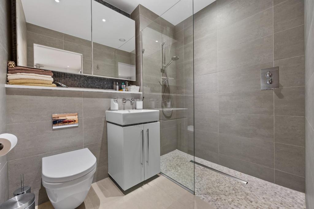 En suite to bedroom one