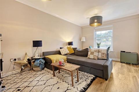 2 bedroom ground floor flat for sale, High Road, Woodford Green IG8