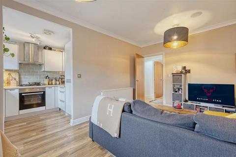 2 bedroom ground floor flat for sale, High Road, Woodford Green IG8