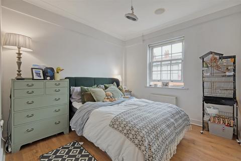 2 bedroom ground floor flat for sale, High Road, Woodford Green IG8