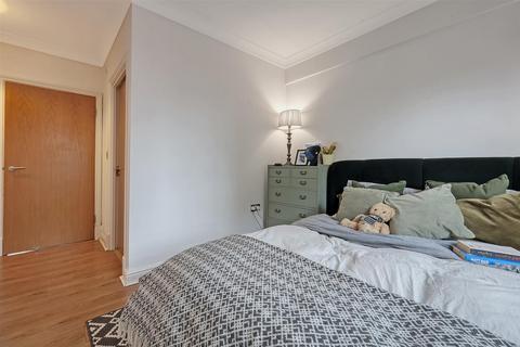 2 bedroom ground floor flat for sale, High Road, Woodford Green IG8