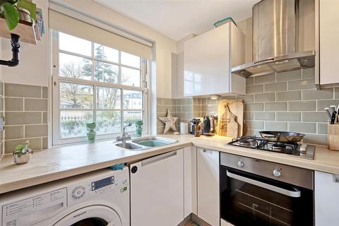 2 bedroom ground floor flat for sale, High Road, Woodford Green IG8