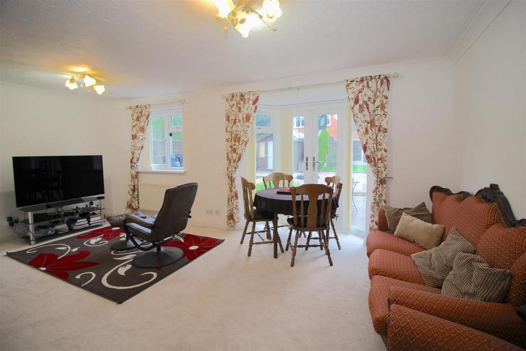Lounge/Dining Room