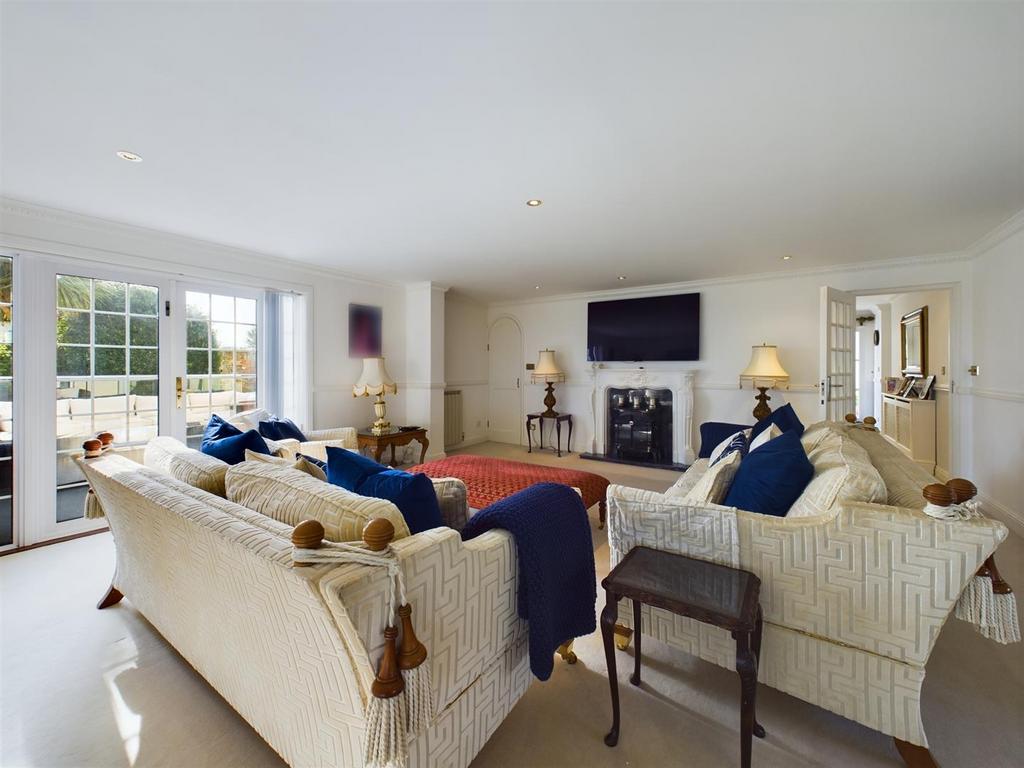 CAM04099 G0-PR0017-STILL018.jpg