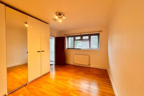 1 bedroom in a house share to rent, Coombe Lane West, Kingston Upon Thames KT2