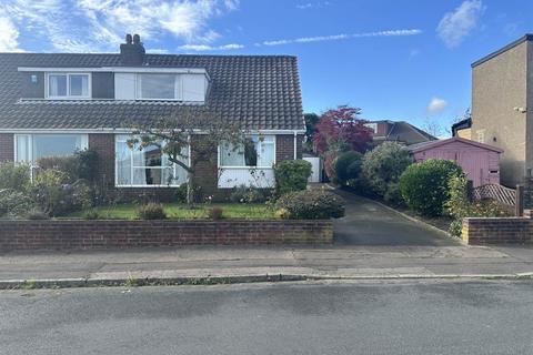 3 bedroom semi-detached house to rent, Skelton Crescent, Huddersfield HD4