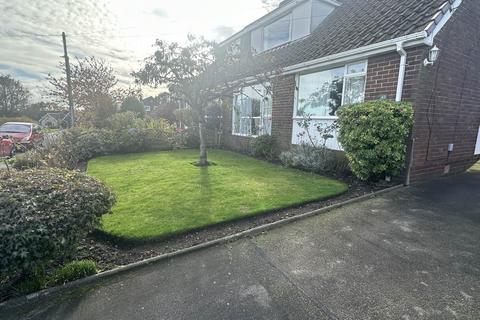 3 bedroom semi-detached house to rent, Skelton Crescent, Huddersfield HD4