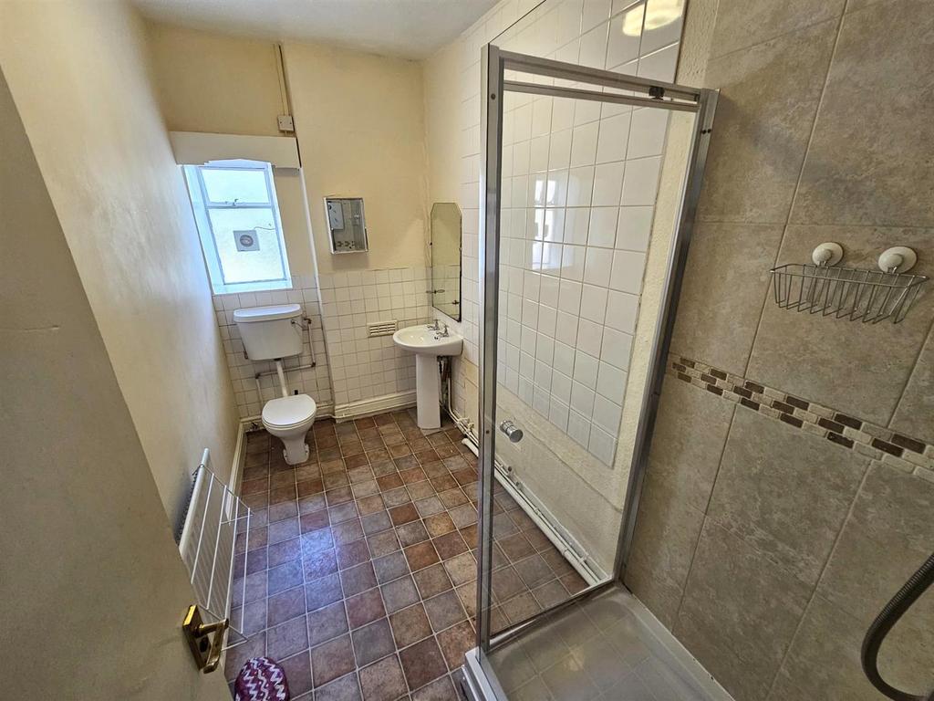 Bathroom 1.jpg