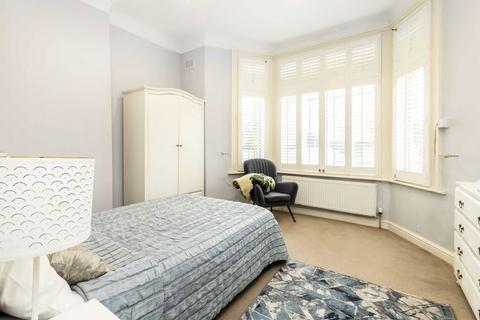 2 bedroom flat to rent, Thornton Avenue, London SW2