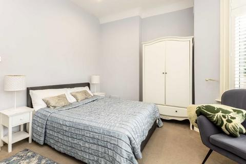 2 bedroom flat to rent, Thornton Avenue, London SW2